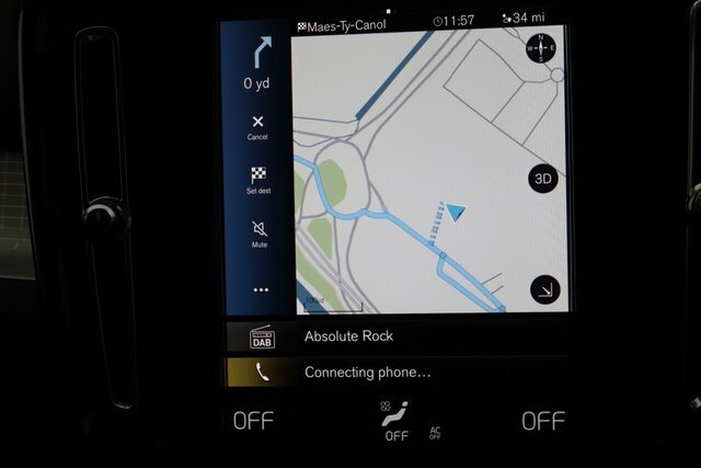 Volvo XC40 T3 Momentum Privacy CU22KWH Black #2
