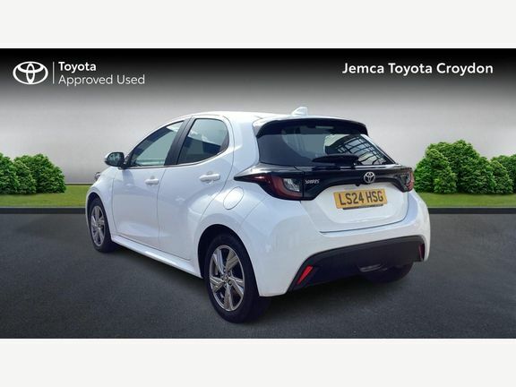 Toyota Yaris Icon White #4