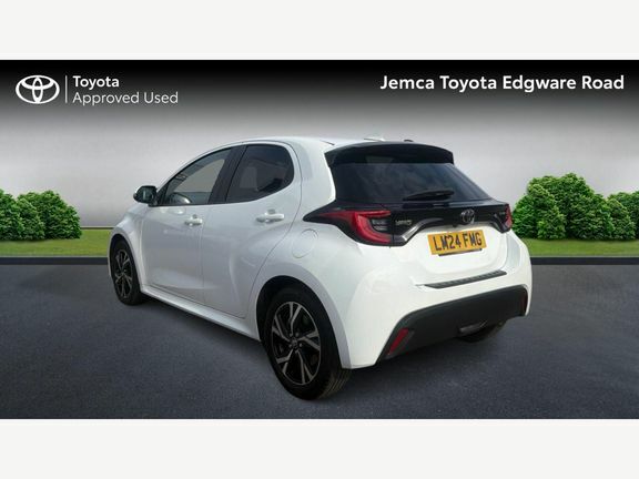 Toyota Yaris Design LM24FMG White #4