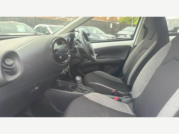 Toyota Aygo X Pure Automatic LL73GYX White #5