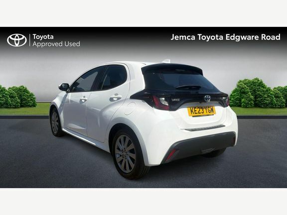 Toyota Yaris Icon White #4