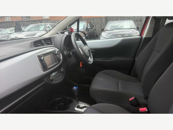 Toyota Yaris Icon 1.5Cvt Tg Red #5
