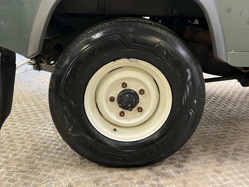 Land Rover Defender 2.2L Td Hard Top Silver #8