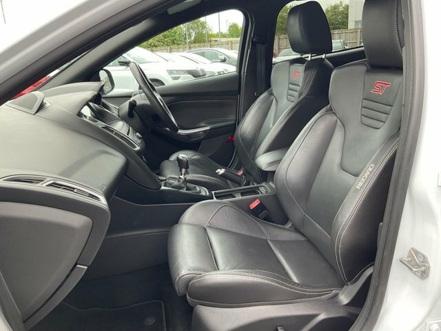 Ford Focus 2.0 Tdci St-3 Hatchback Euro 6 JM66RUD White #6