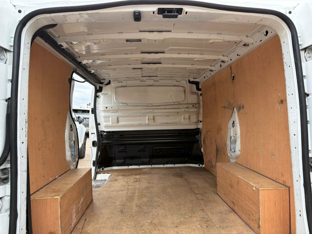 Renault Trafic 2L Business MT72HAA White #4