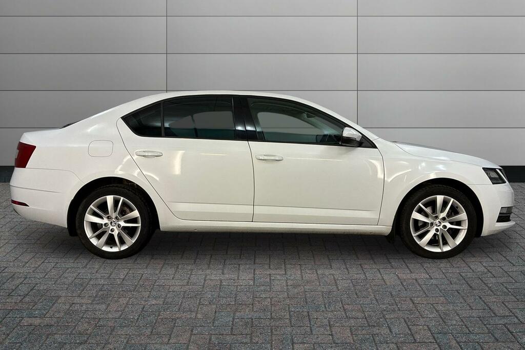 Skoda Octavia 2.0 Tdi 150Ps Se L Hatchback White #4