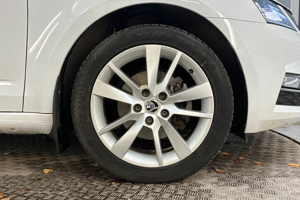 Skoda Octavia 2.0 Tdi 150Ps Se L Hatchback White #5