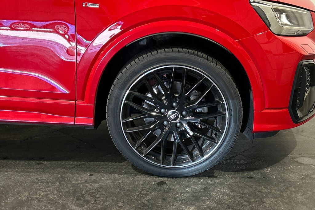 Audi Q2 Black Edition 35 Tfsi 150 Ps S Tronic SW73VFA Red #5