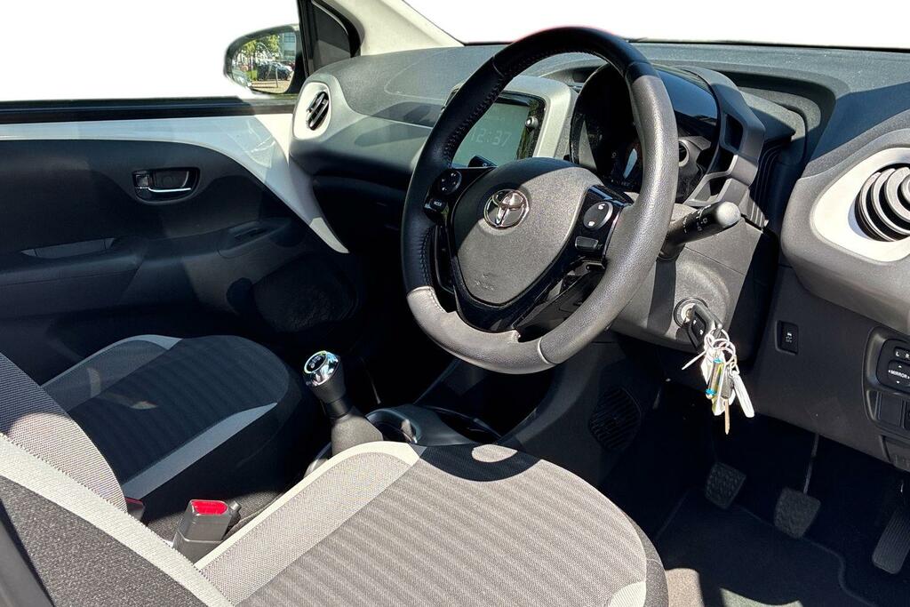 Toyota Aygo 1.0 Vvt-i X-play Hatchback Euro SD69XKG White #6