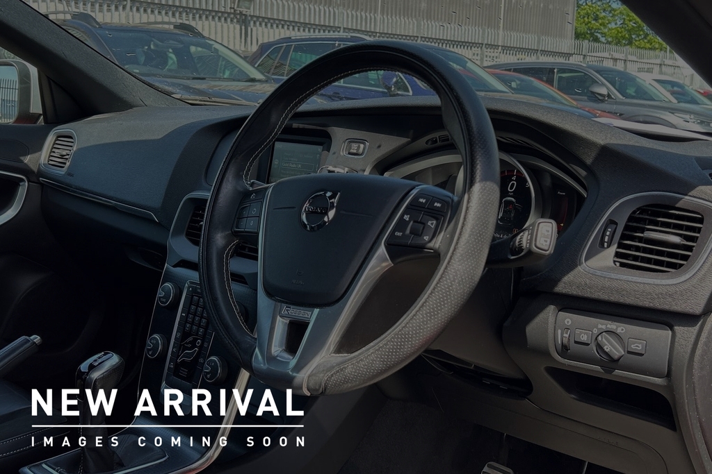 Volvo V40 2.0 T2 R-design Hatchback Euro 6 Red #2