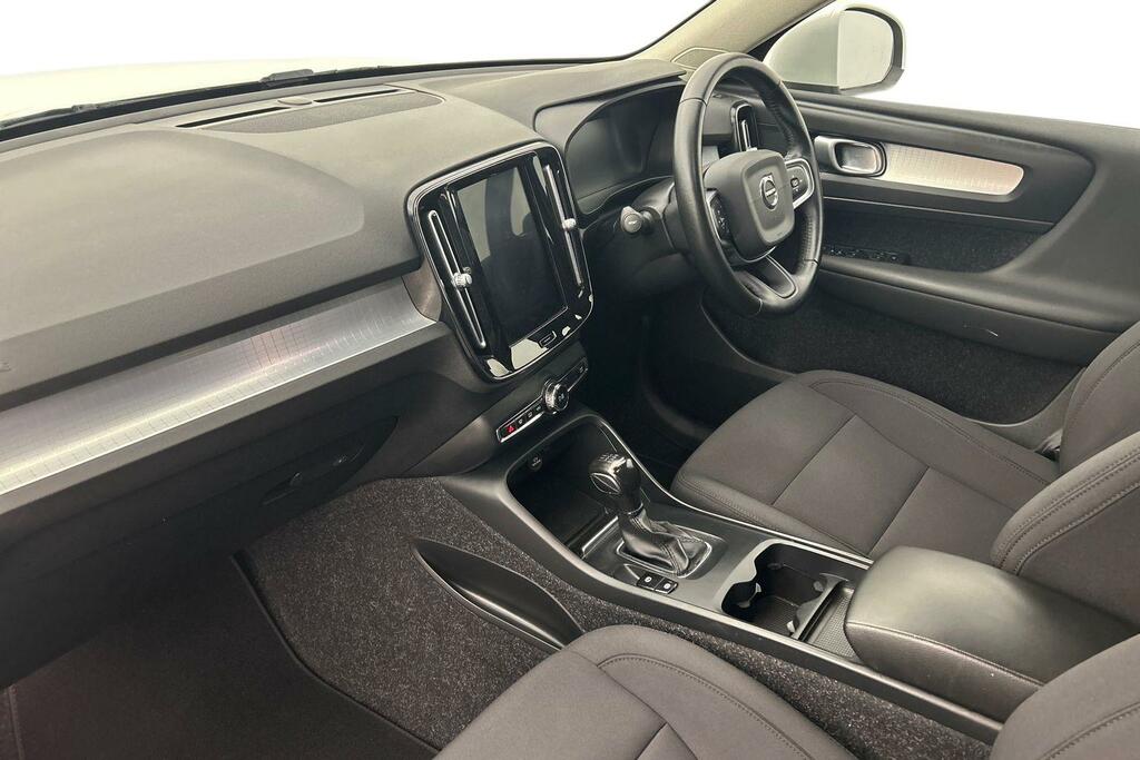 Volvo XC40 Momentum, White #2