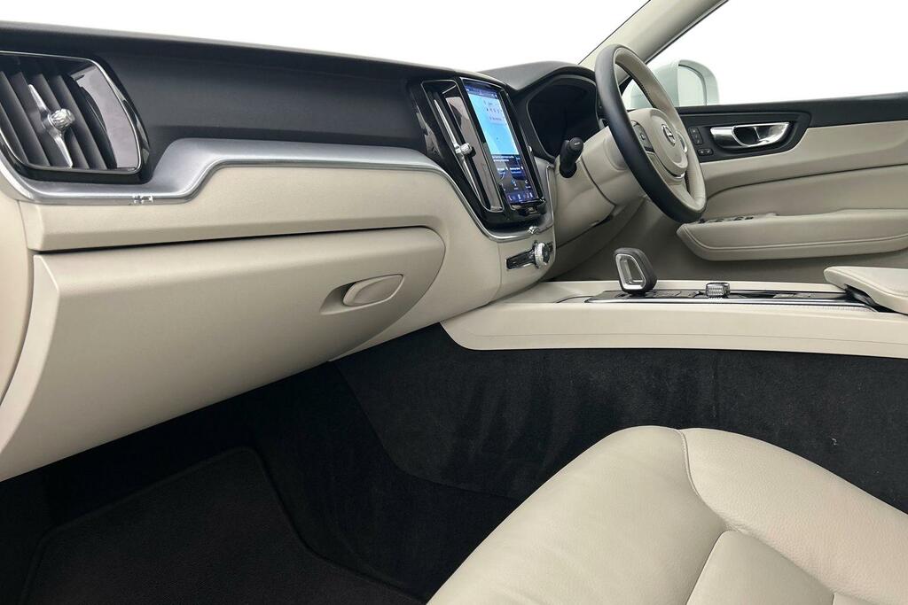 Volvo XC60 2.0 B5p Momentum Geartronic YX22JUC White #2