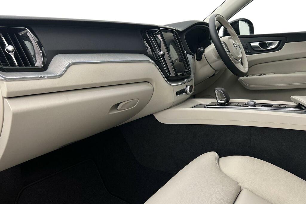 Volvo XC60 2.0 B5p Plus Dark Awd Geartronic LM73GDK Silver #2