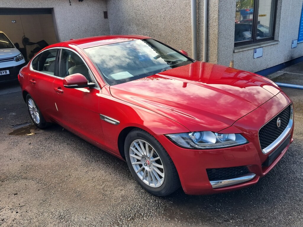 Jaguar XF 2.0D 180 Prestige Red
