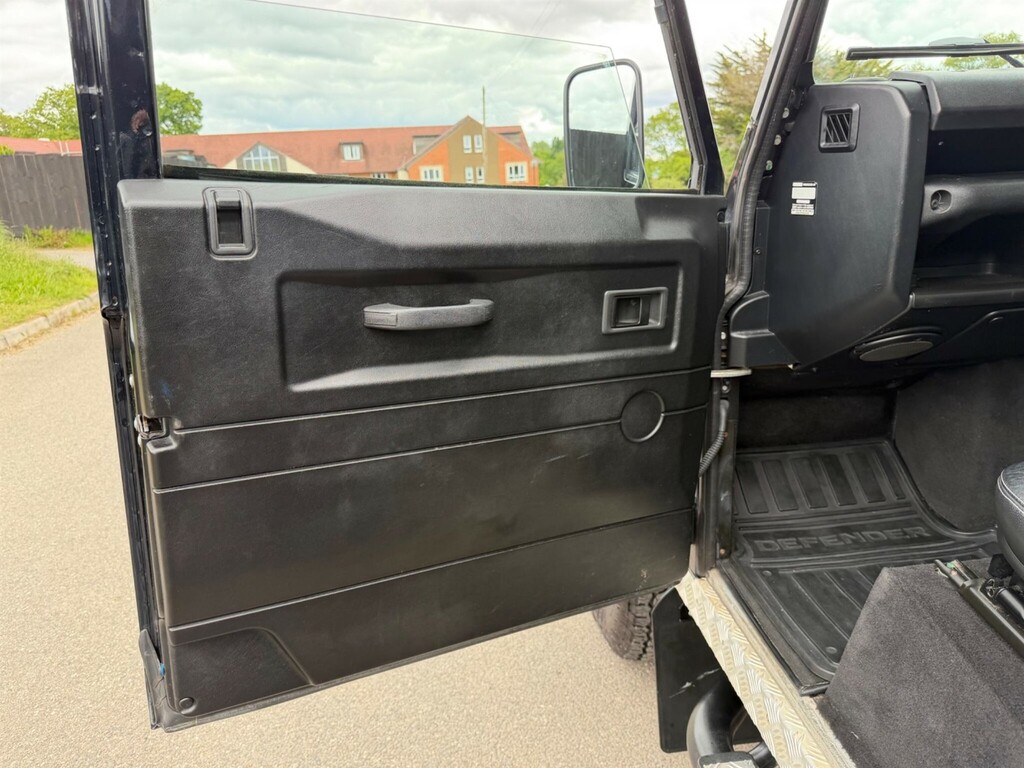 Land Rover Defender 90 Green #37