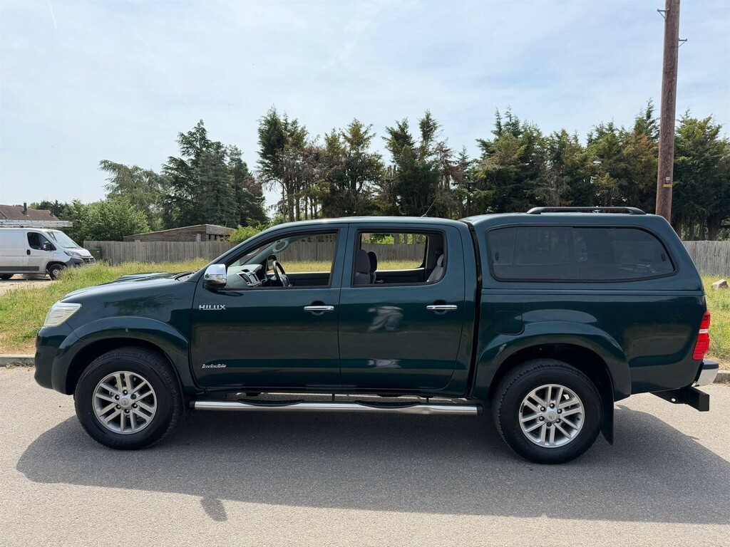 Toyota HILUX Pickup Green #4