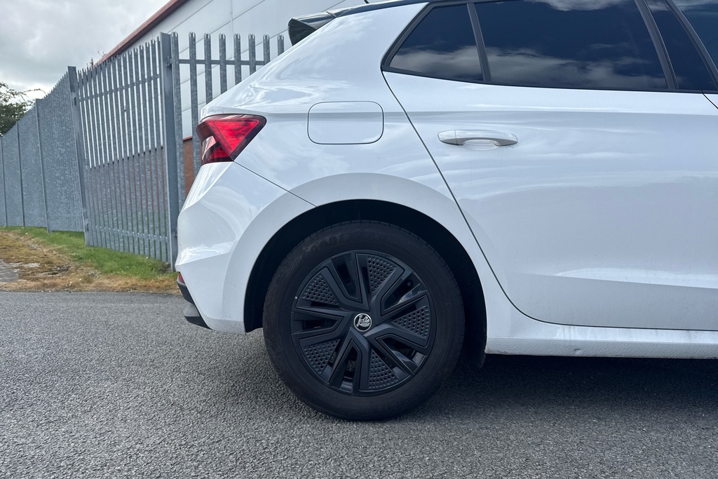 Skoda Fabia 1.0 Tsi Design Edition DY25HNW White #5