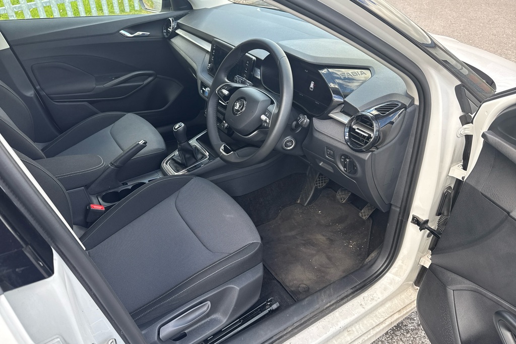 Skoda Fabia 1.0 Tsi Design Edition DY25HNW White #2