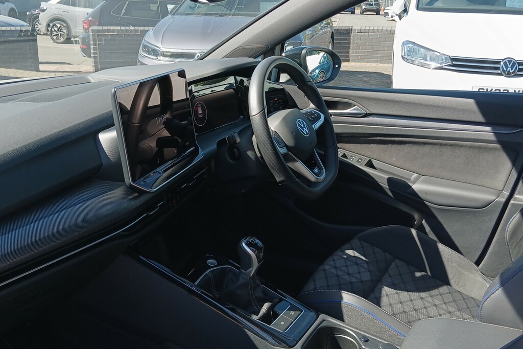 Volkswagen Golf 1.5 Tsi 150 Black Edition MC74DFJ White #2