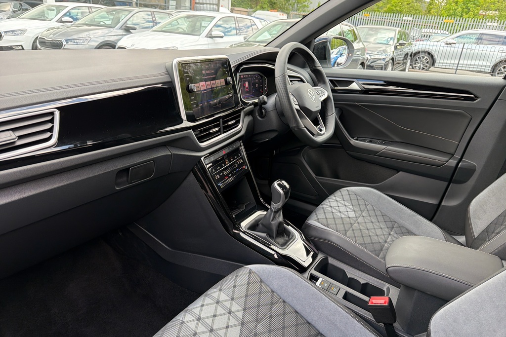 Volkswagen T-Roc 1.5 Tsi R-line VX75YFG Black #2