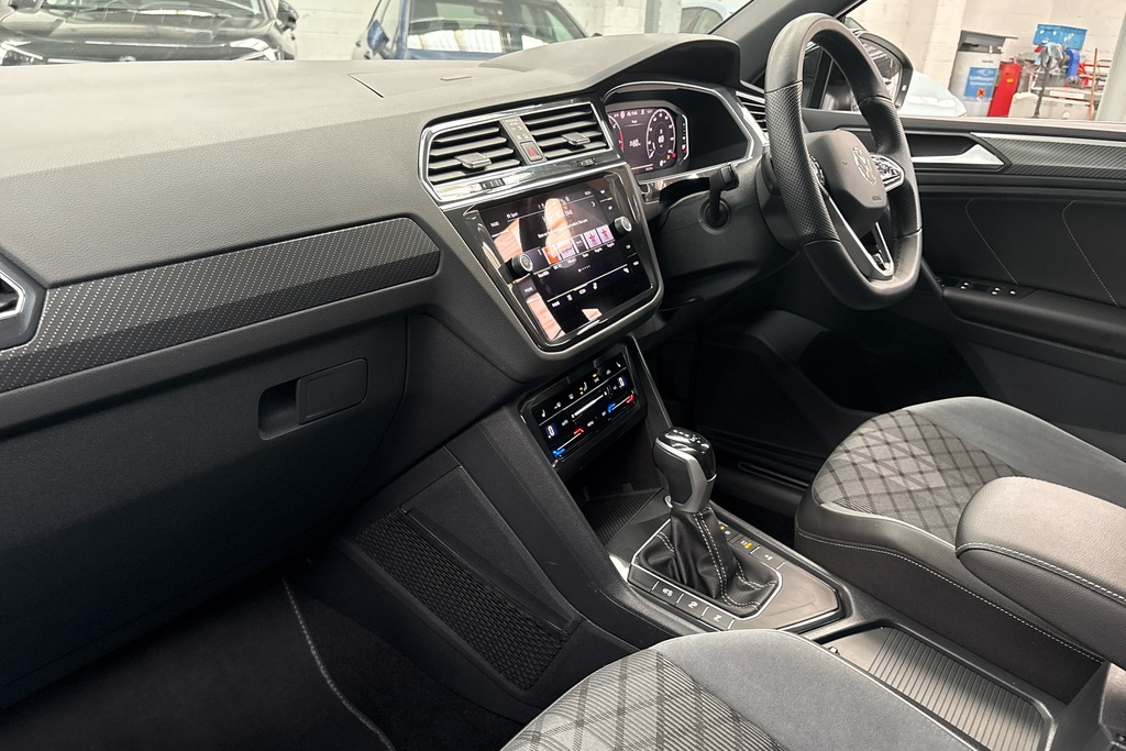 Volkswagen Tiguan 2.0 Tdi R-line Edition Dsg AJ73FNE Black #2