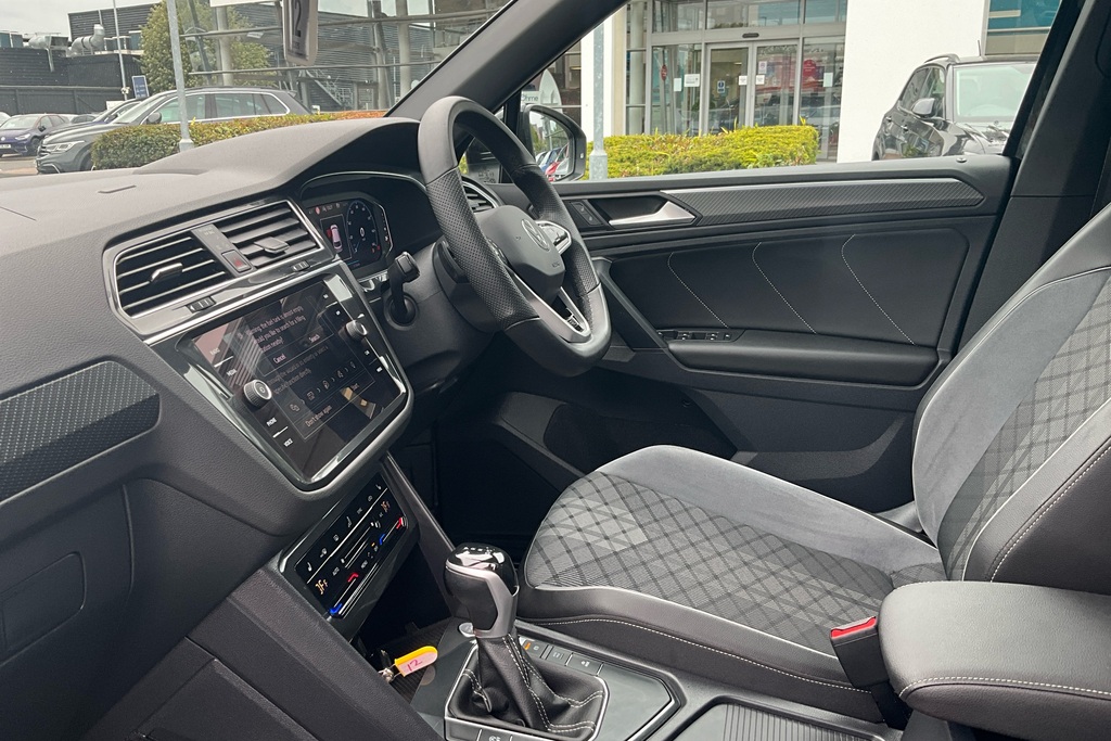 Volkswagen Tiguan 1.5 Tsi 150 Black Edition Dsg MK24VKU Black #2