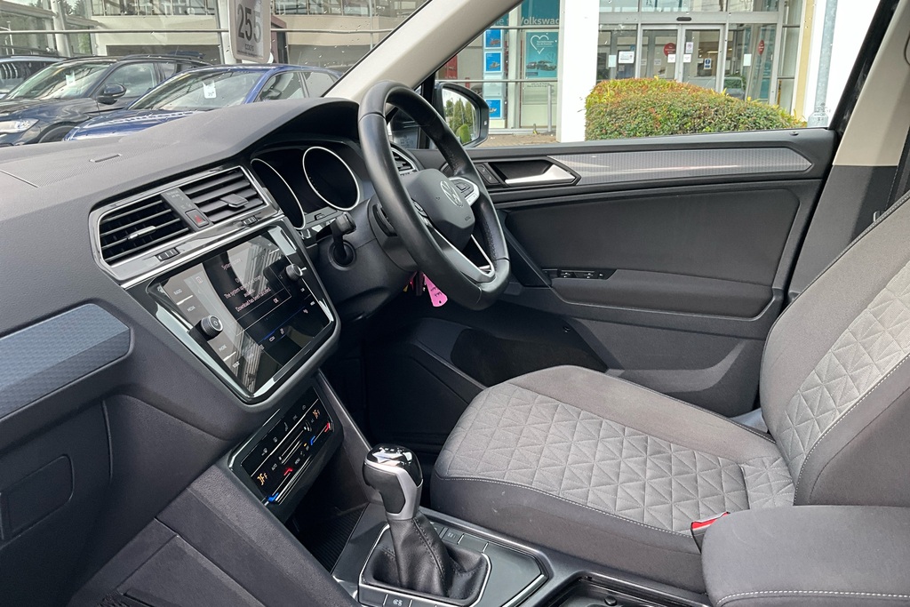 Volkswagen Tiguan 1.5 Tsi 150 Life Dsg LB23EPJ Black #2