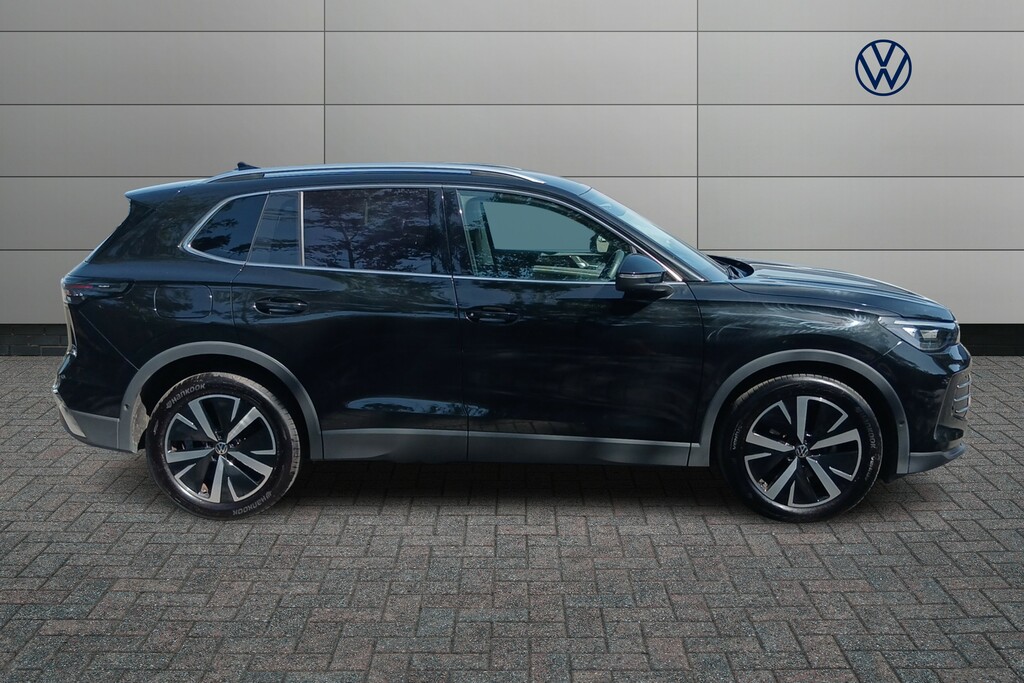 Volkswagen Tiguan 1.5 Etsi 150 Elegance Dsg VO25LXL Black #4