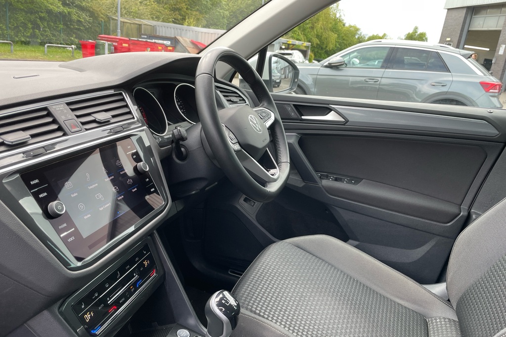 Volkswagen Tiguan 1.5 Tsi 150 Active FG22FMX White #2