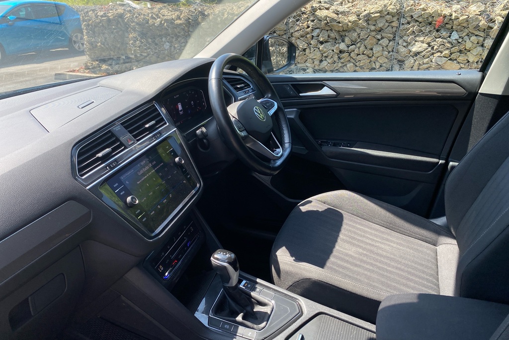 Volkswagen Tiguan Allspace 1.5 Tsi Life Dsg Black #2