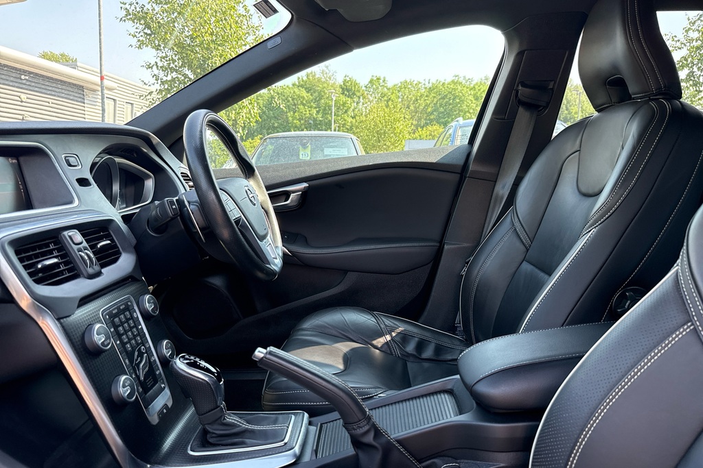 Volvo V40 T3 152 R Design Edition Geartronic Black #6