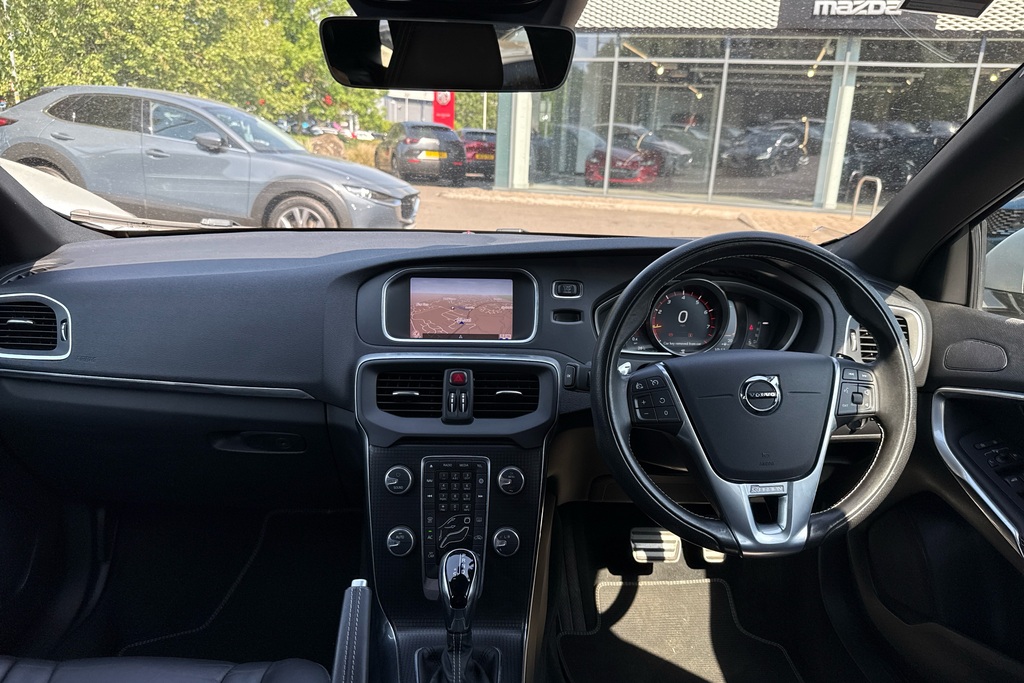 Volvo V40 T3 152 R Design Edition Geartronic Black #3
