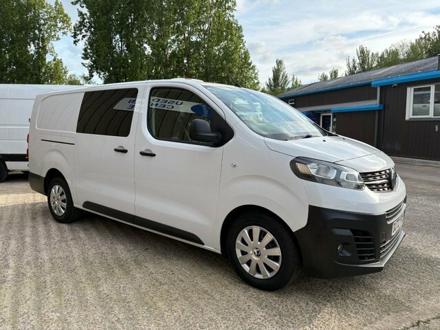 Vauxhall Vivaro Mpv DU72YYN White #2