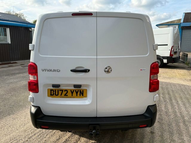 Vauxhall Vivaro Mpv DU72YYN White #5