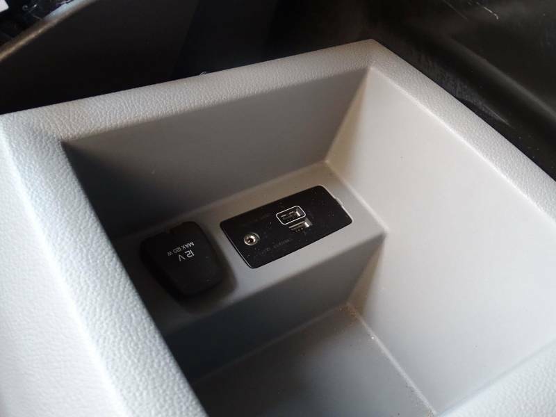LEVC VN5 Mpv White #13