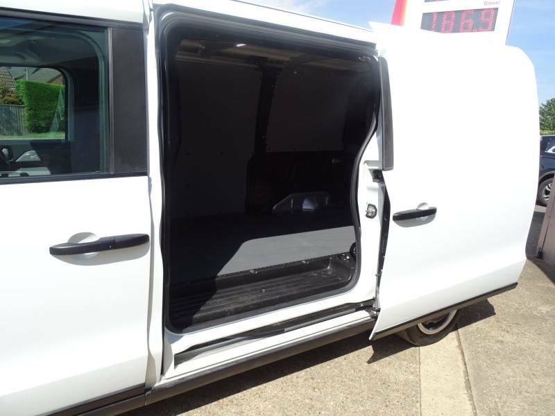 LEVC VN5 Mpv White #20
