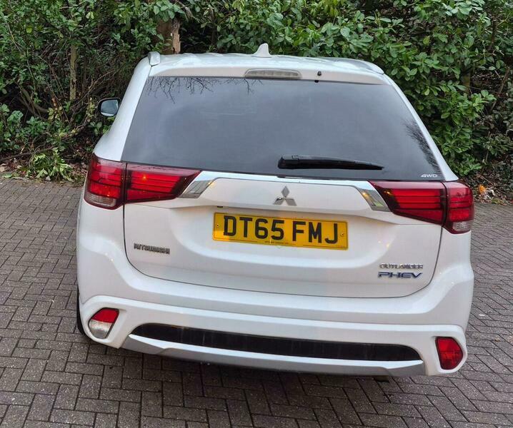 Mitsubishi Outlander 2.0H 12Kwh Gx4h Cvt DT65FMJ White #4