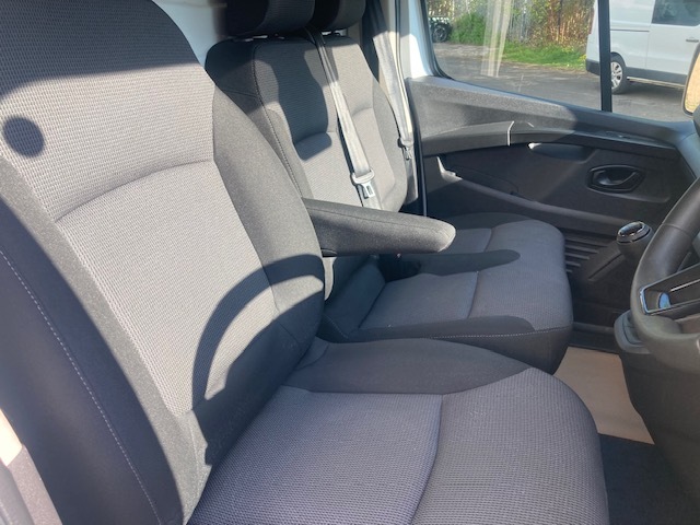 Renault Trafic Mpv YB22NKZ White #6