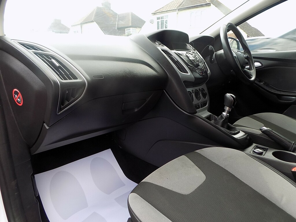Ford Focus Zetec White #6