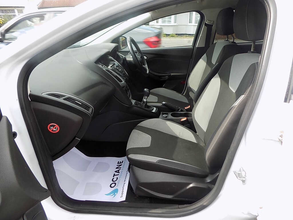 Ford Focus Zetec White #5