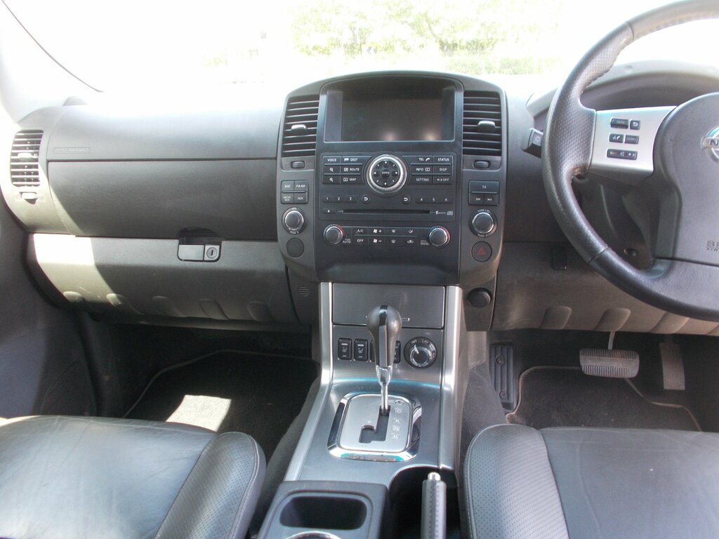 Nissan Navara Tekna White #12