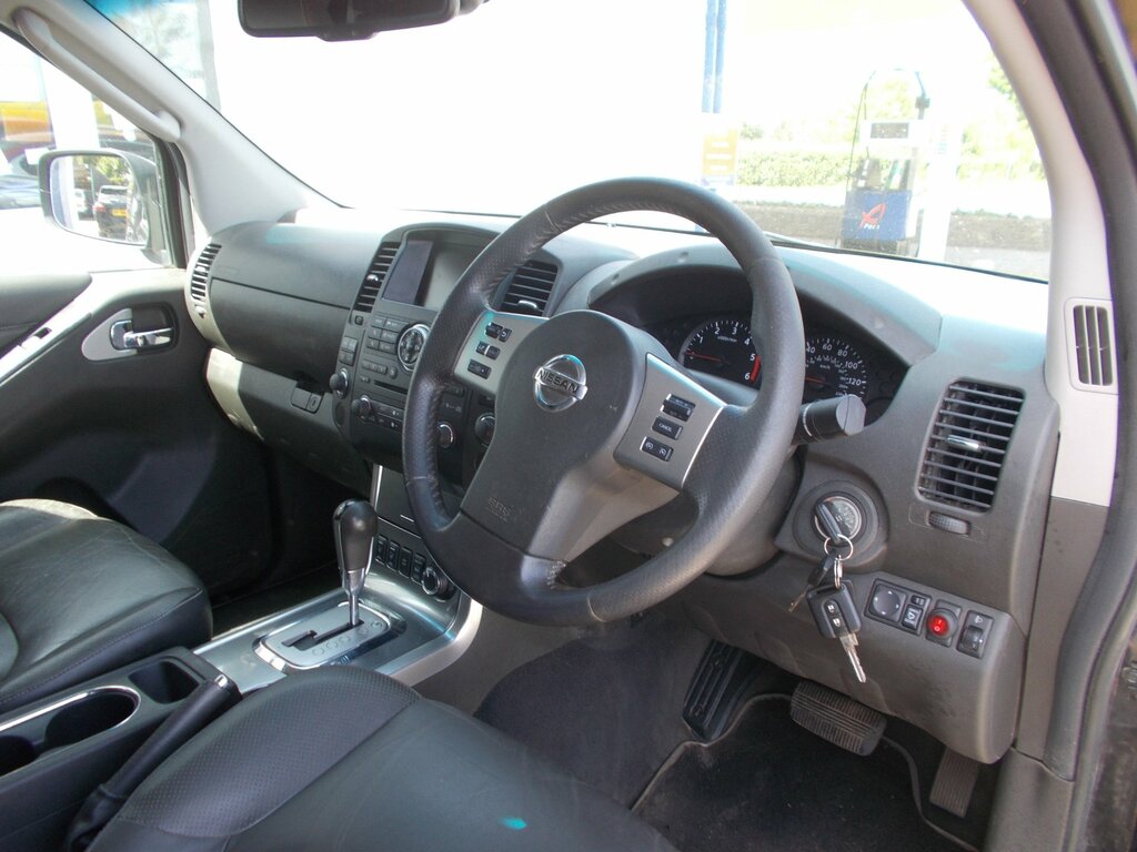 Nissan Navara Tekna White #10