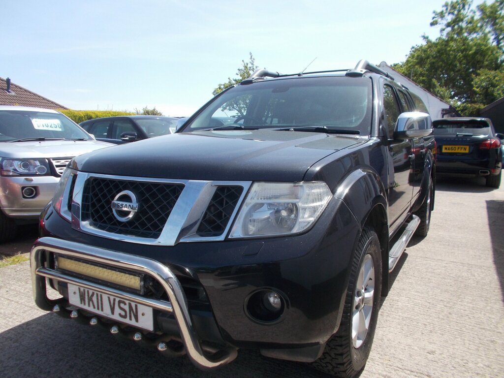 Nissan Navara Tekna White #9
