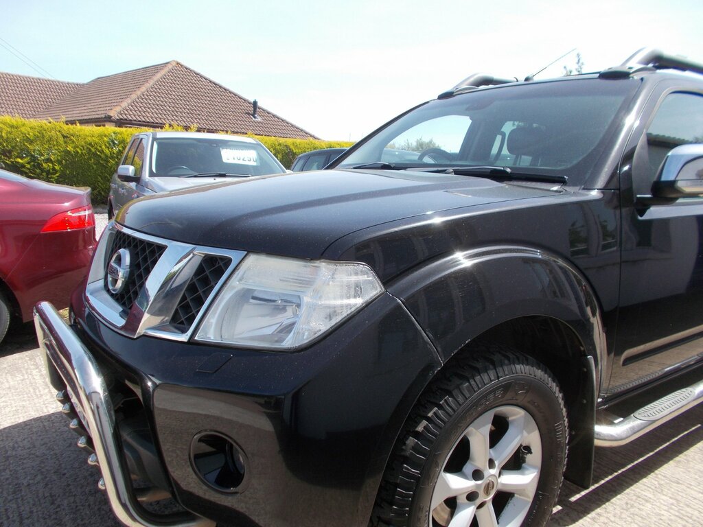 Nissan Navara Tekna White #8