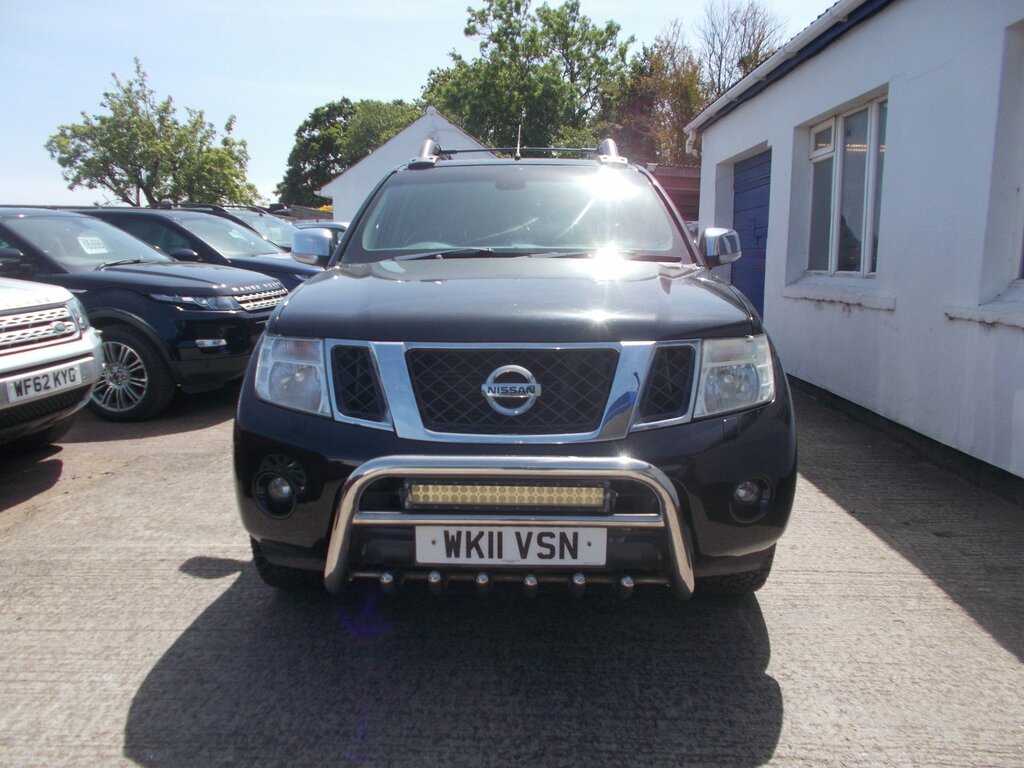 Nissan Navara Tekna White #1