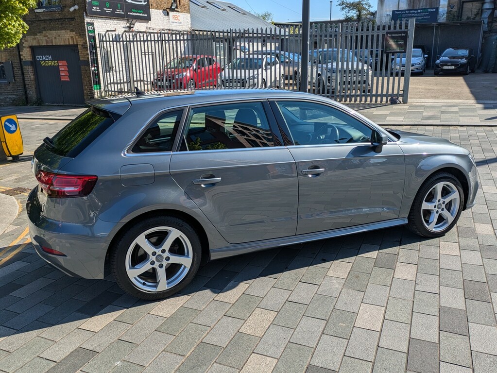 Audi A3 Hatchback 1.4 Tfsie 40 E-tron 202070 VO70OGC Grey #4