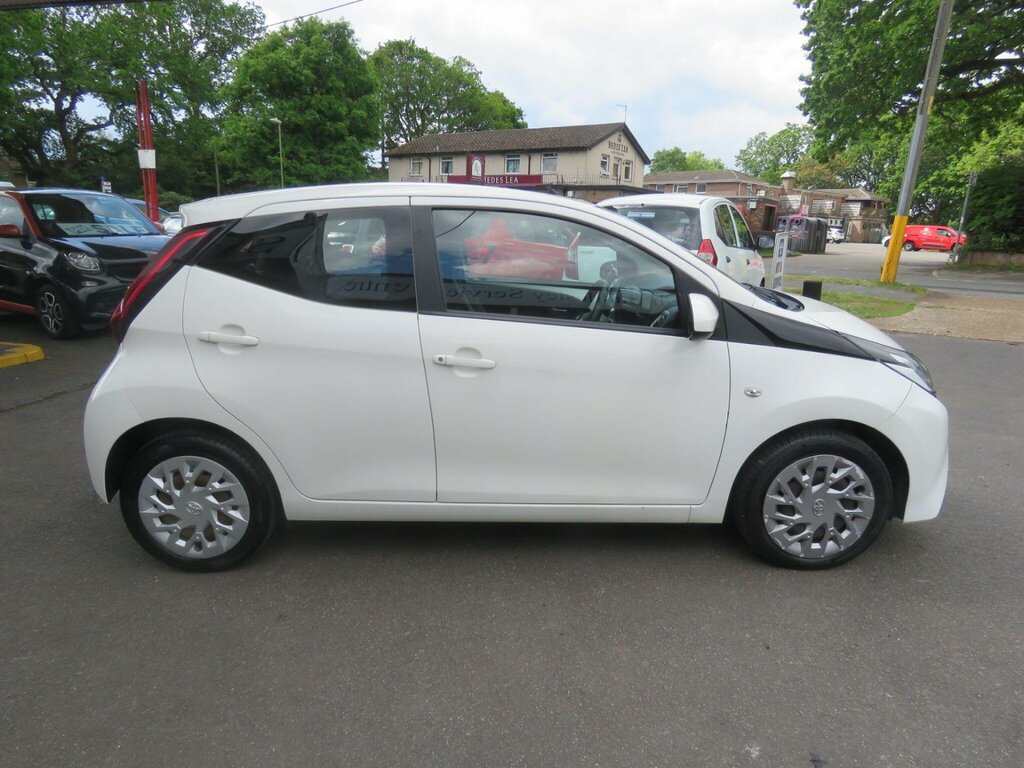 Toyota Aygo 1.0 Vvt-i X-play X-shift Euro 6 YR20CZK White #6