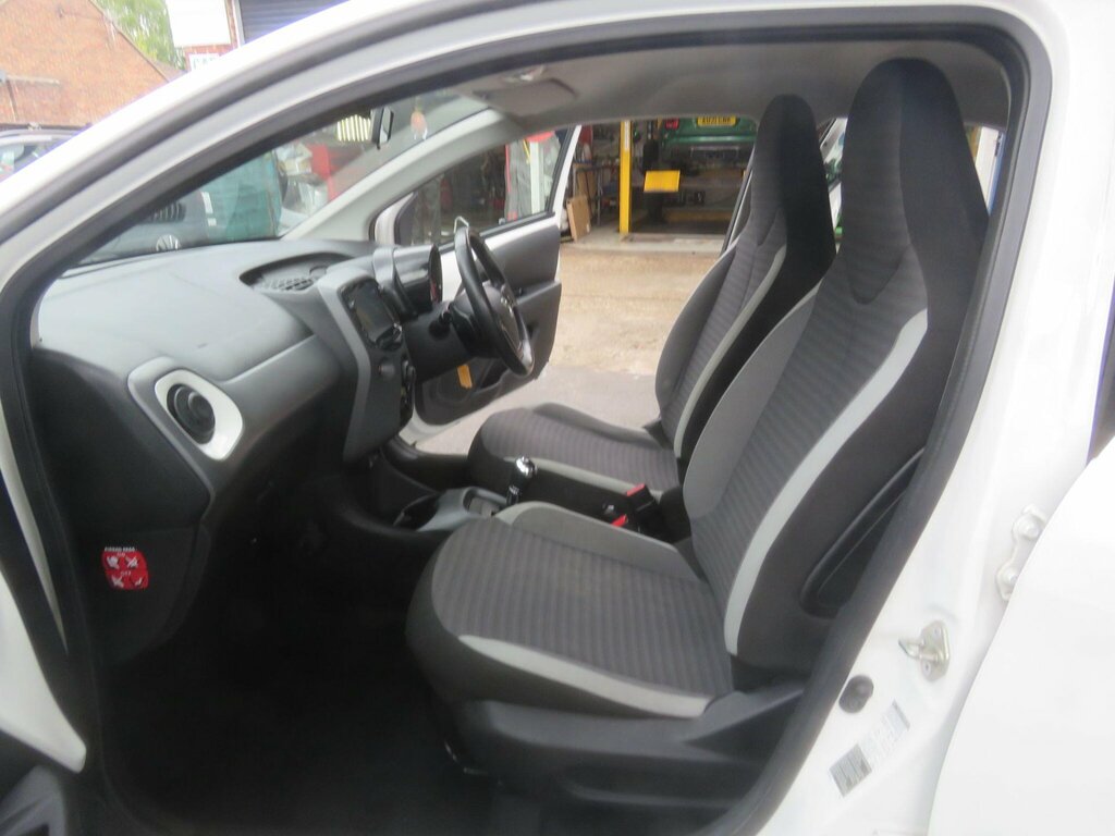 Toyota Aygo 1.0 Vvt-i X-play X-shift Euro 6 YR20CZK White #4