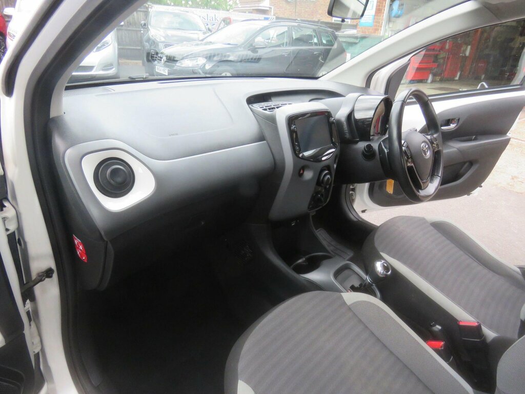 Toyota Aygo 1.0 Vvt-i X-play X-shift Euro 6 YR20CZK White #3