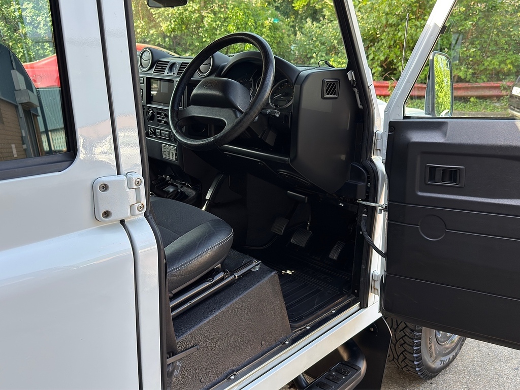 Land Rover Defender 110 Tdci Xs U5383 OE65KZC White #2